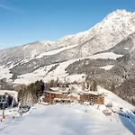Holzhotel Forsthofalm 4* לאוגנג