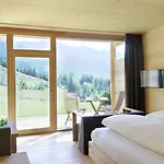 Holzhotel Forsthofalm 4* לאוגנג