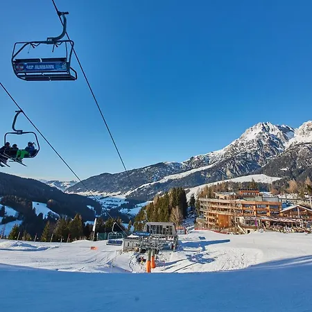 Holzhotel Forsthofalm מלון