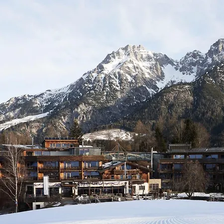 Holzhotel Forsthofalm 4* לאוגנג