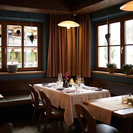 Hotel Holzhotel Forsthofalm 4*