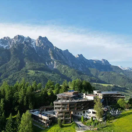 Holzhotel Forsthofalm לאוגנג