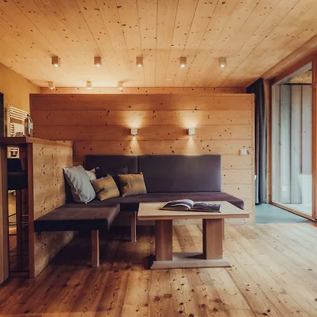 Holzhotel Forsthofalm 4* לאוגנג