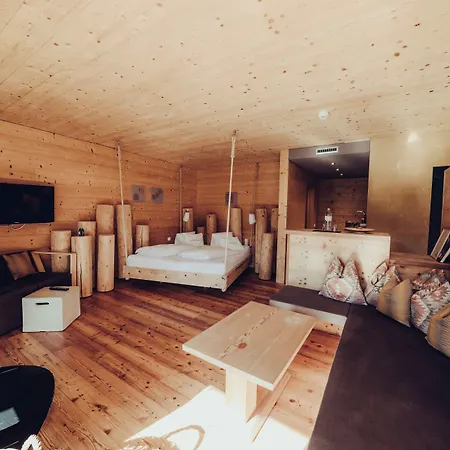 Holzhotel Forsthofalm 4* לאוגנג